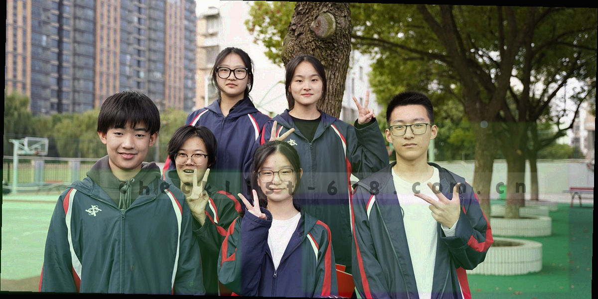 俯拍视角的球场草皮与白色边线，局部虚化突出秩序感